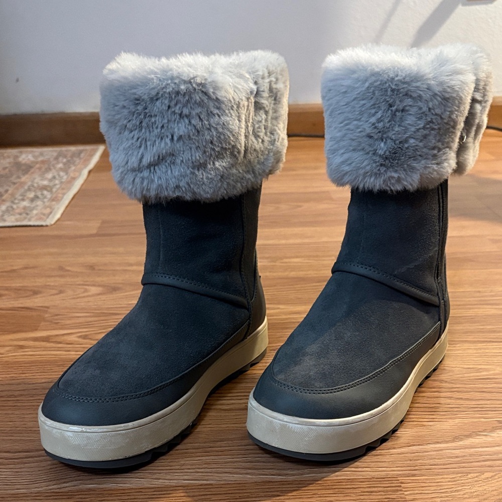 Koolaburra Women's Black and Gray Fur Boots